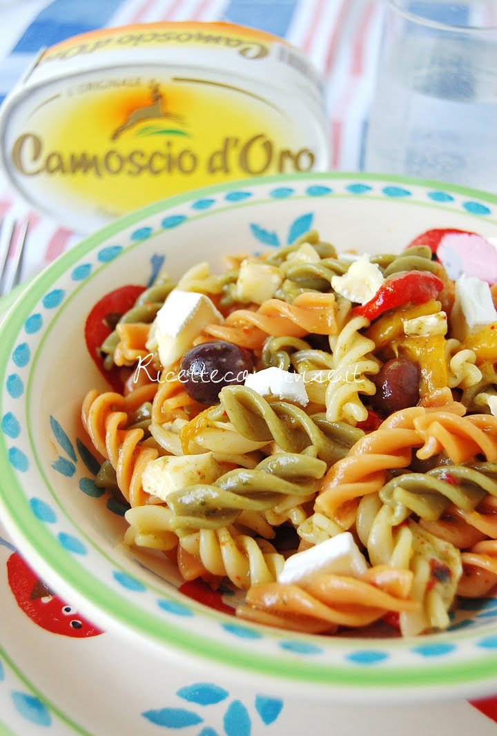 ricetta fusilli freddi tricolore con peperoni, pesto, olive e camoscio d’oro di dany – ideericette