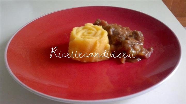 Ricetta goulash Ungherese con rosellina di polenta di Michele Mitch Brandi