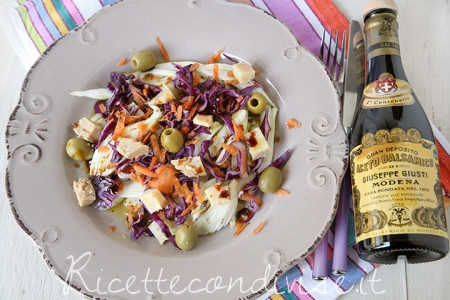 Ricetta Insalata mista con finocchi, cavolo cappuccio viola, carote, formaggio Occelli in foglie di castagno e aceto balsamico