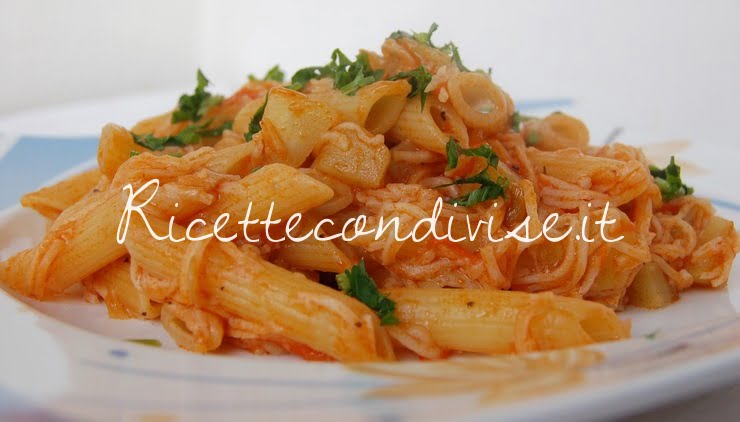 Particolare penne rosè con zucchina spinosa e surimi