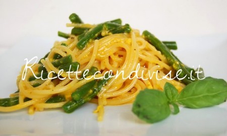 Primo piano Spaghetti alla carbonara di fagiolini