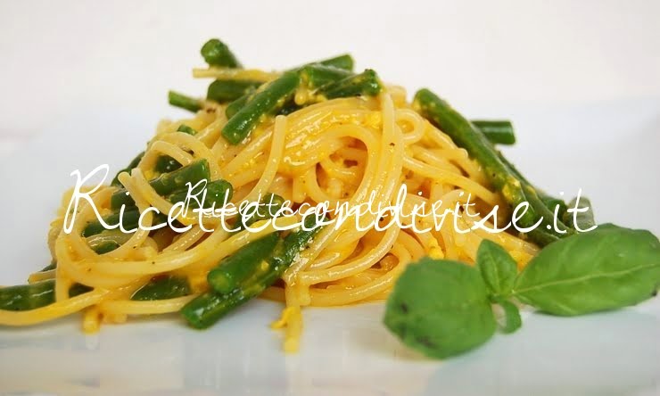 Primo piano Spaghetti alla carbonara di fagiolini