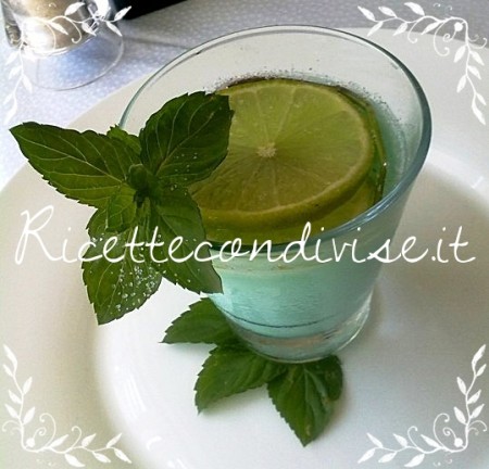 Panna cotta al blue curacao e limone profumata alla menta di Matteo Ghigino