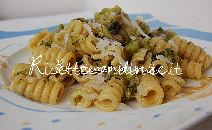 Primo piano molle con broccoli daikon e funghi porcini di Dany Ideericette