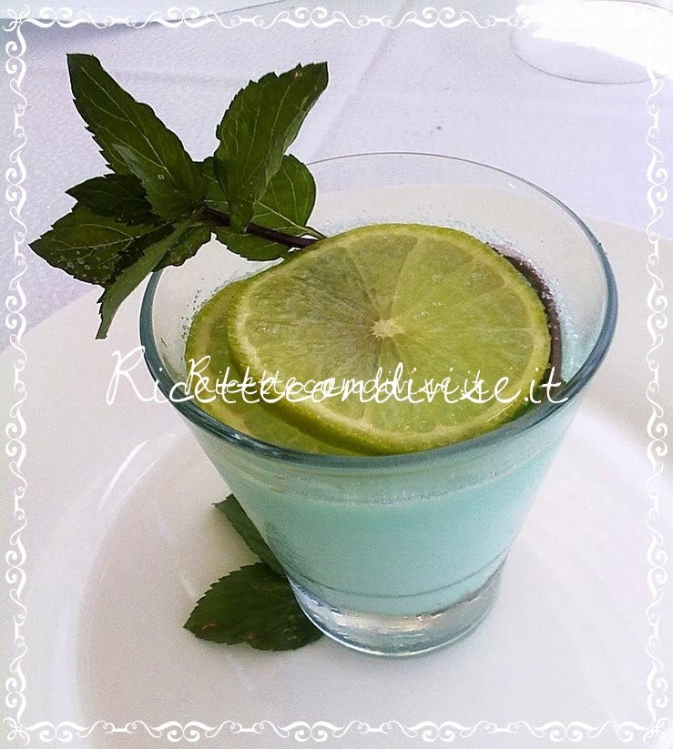 Primo piano panna cotta al blue curacao e limone profumata alla menta di Matteo Ghigino