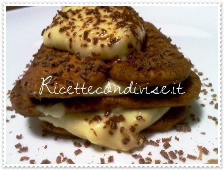 Primo piano tiramisù con crema di yogurt alla vaniglia e grappa profumato al cappuccino dello chef Matteo Ghigino