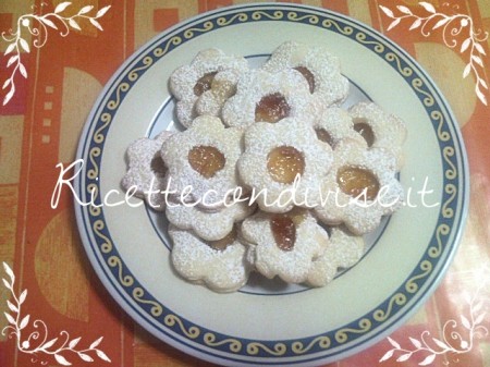 Biscotti Fiorellini con marmellata di Teresa Mastandrea