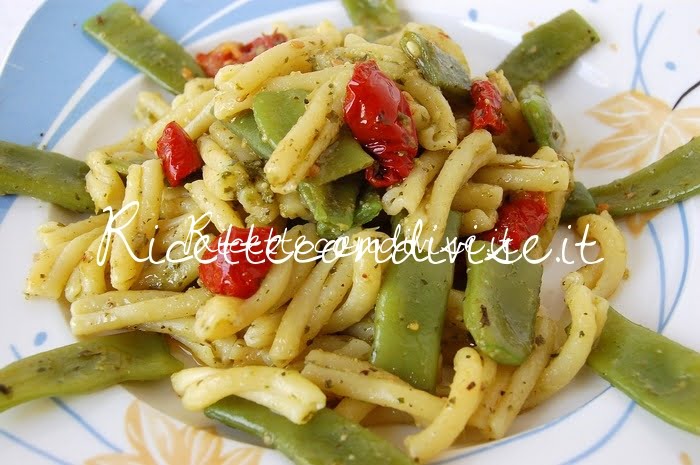 Casarecce con taccole pesto e ciliegini semisecchi Agromonte di Dany Ideericette