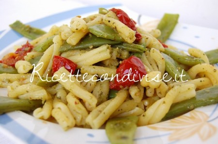 Primo piano casarecce con taccole pesto e ciliegini semisecchi Agromonte di Dany Ideericette