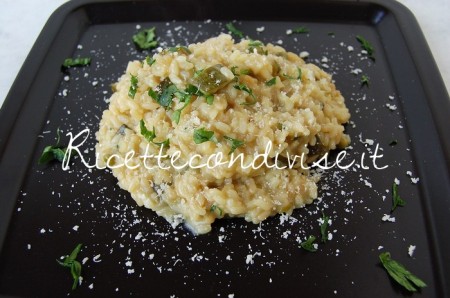 Primo piano risotto piselli e zucchine di Dany Ideericette