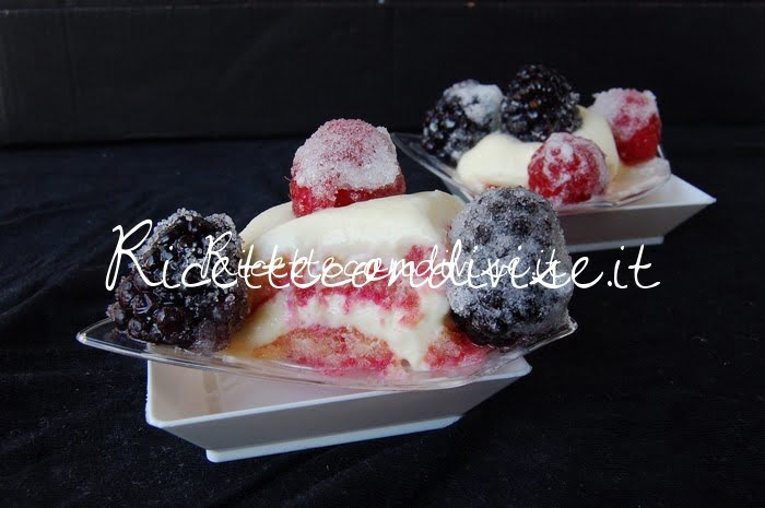 Primo piano tiramisù allamarena con frutti di bosco di Dany Ideericette