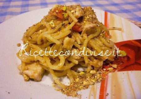 Spaghetti con pesce spada pomodorini e purea di melanzane con granella di pistacchi di Sùsì