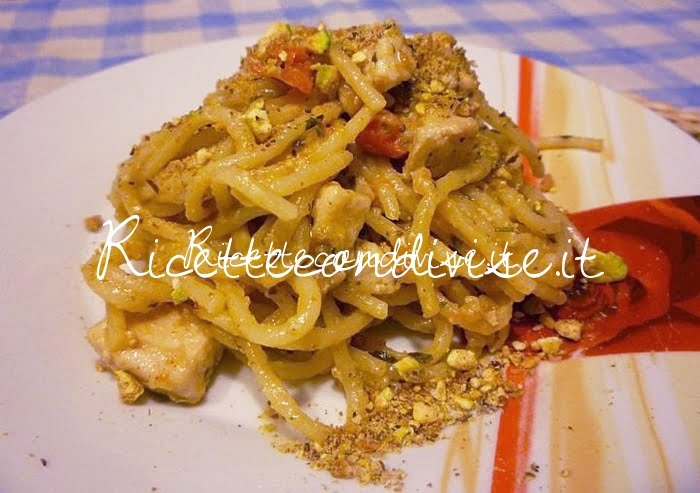 Spaghetti con pesce spada pomodorini e purea di melanzane con granella di pistacchi di Sùsì