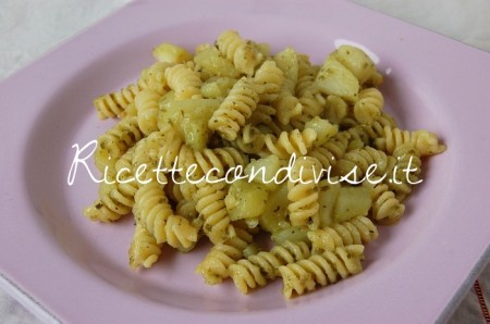 Primo piano fusilli al pesto con patate di Dany Ideericette