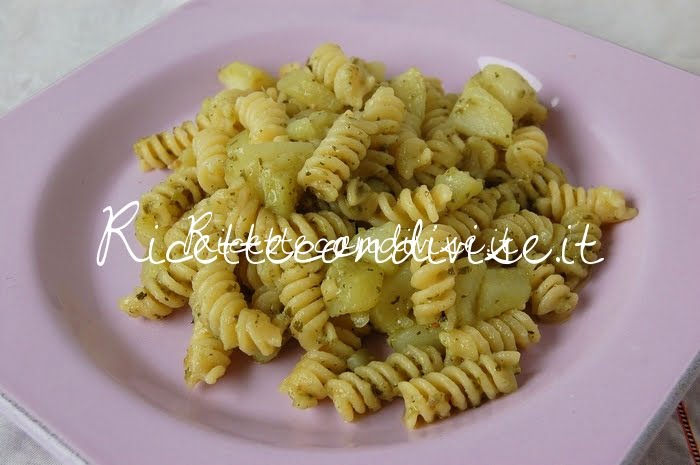 Primo piano fusilli al pesto con patate di Dany Ideericette