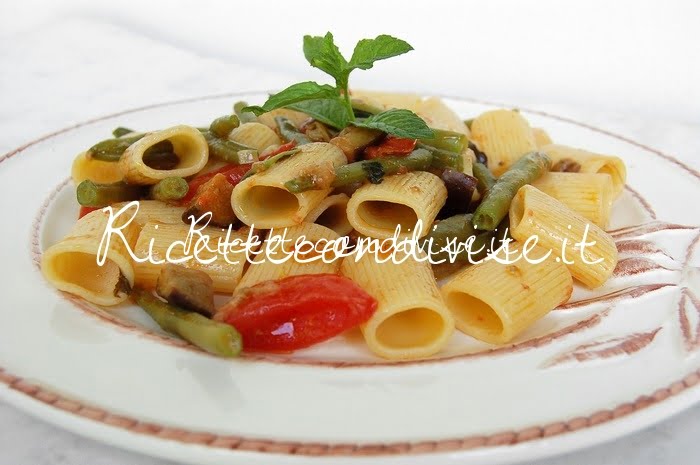 Primo piano mezze maniche con melanzane pomodoro e fagiolini di Dany Ideericette