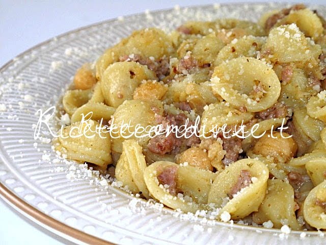 Primo piano orecchiette con ceci e salsiccia di Manlio Midori