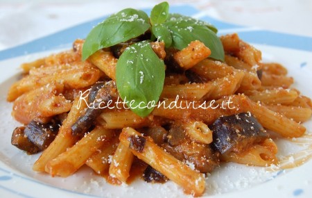 Primo piano pennette con melanzane pomodoro e crema di peperoncino e noci alcubo3 di Dany Ideericette