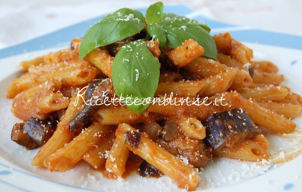 Primo piano pennette con melanzane pomodoro e crema di peperoncino e noci alcubo3 di Dany Ideericette