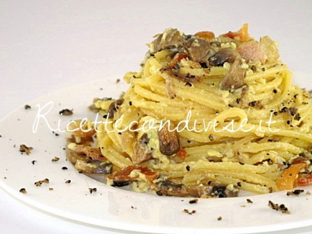 Primo piano spaghetti alla chitarra con carbonara di funghi e tartufo estivo di Manlio Midori