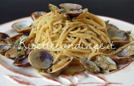 Primo piano spaghetti alle vongole con pesto di basilico e rucola di Dany Ideericette