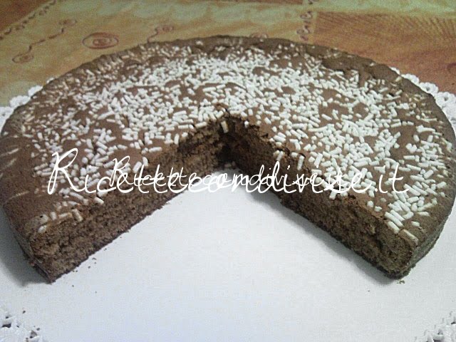 Primo piano torta al cioccolato con granella di zucchero di Teresa Mastandrea
