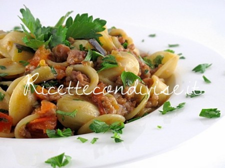 Particolare orecchiette con melanzane salsiccia e pomodorini di Manlio Midori