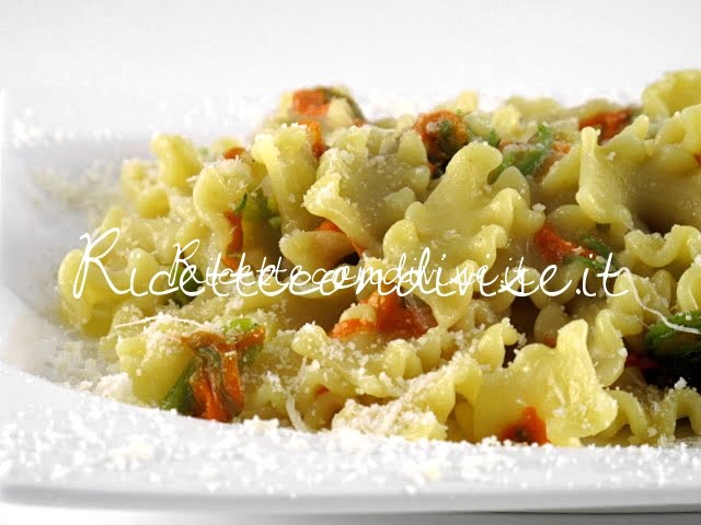 Primo piano Mafalde corte con fiori di zucca e acciughe di Manlio Midori