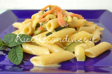 Primo piano Mezze penne con zucchine salmone affumicato e crema di salmone di Dany Ideericette