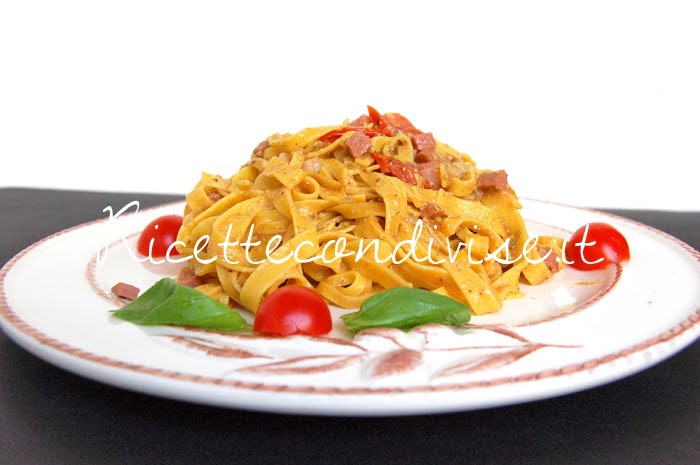 Tagliatelle mortadella e pomodorini con pesto di basilico e rucola 