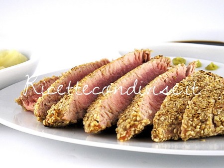 Primo piano filetto di tonno ai semi di sesamo di Manlio Midori Primo piano filetto di tonno ai semi di sesamo di Manlio Midori
