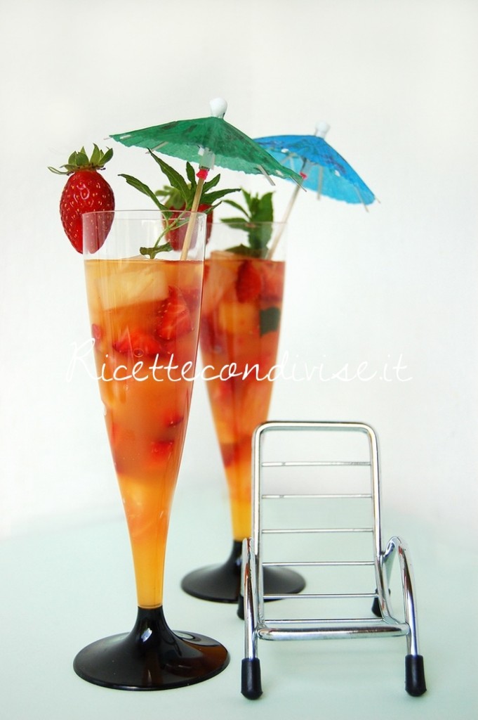 Primo piano macedonia mangia e bevi con frutta tropicale di Dany Ideericette