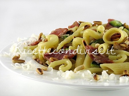 Primo piano pasta mista con zucchine lonzino e pinoli di Manlio Midori