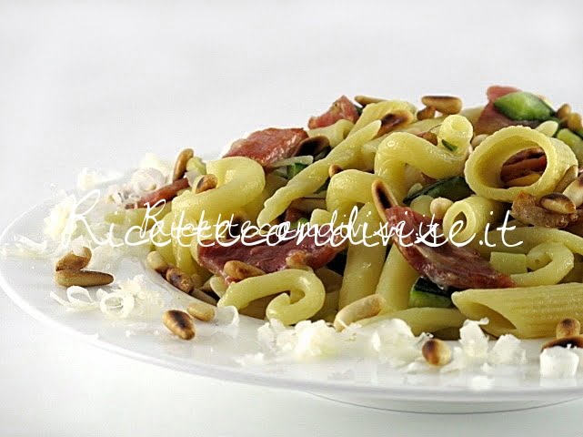 Primo piano pasta mista con zucchine lonzino e pinoli di Manlio Midori