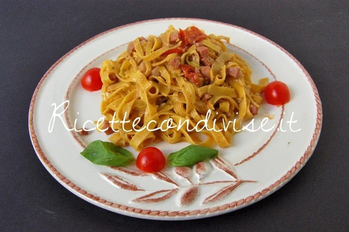 Tagliatelle mortadella e pomodorini con pesto di basilico e rucola alcubo3 di Dany