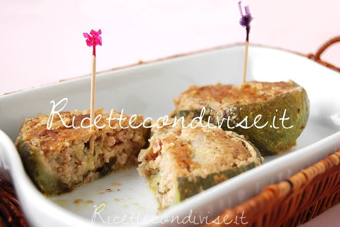 Primo piano zucchine tonde ripiene di carne macinata di Giovanna