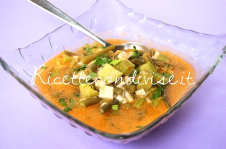 Primo piano zuppa di fagiolini zucchine e surimi in brodetto al sapore di granchio di Dany Ideericette