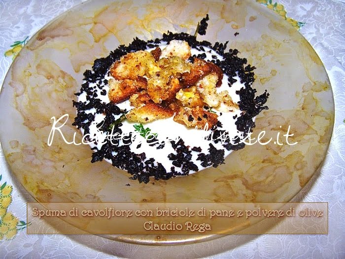 Spuma di cavolfiore con briciole di pane e polvere di olive di Claudio Rega