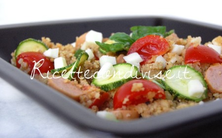 Primo piano cous cous ai porcini e zafferano con wurstel galbanino zucchine e pomodorini di Dany Ideericette