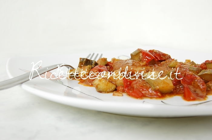 Primo piano cuori di merluzzo con zucchine pomodorini e pesto di basilico e pomodorini alcubo3 di Dany Ideericette