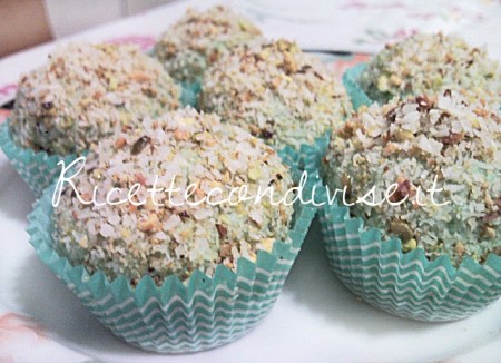 Cioccolatini tipo Raffaello garden al pistacchio di Teresa Mastandrea Cioccolatini tipo Raffaello garden al pistacchio di Teresa Mastandrea