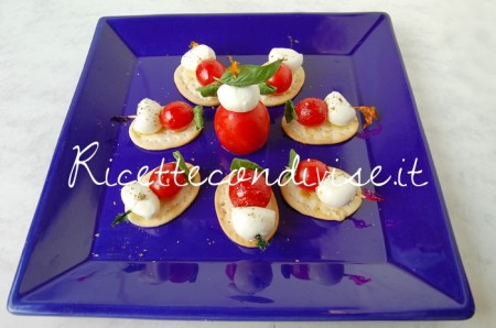 Fior di Crackers con mini spiedini pomodorini e mozzarelline di Dany - Ideericette Fior di Crackers con mini spiedini pomodorini e mozzarelline di Dany Ideericette