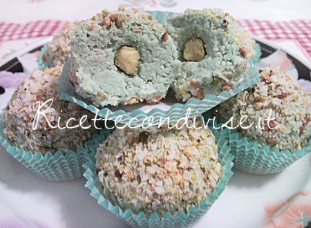 Particolare Cioccolatini tipo Raffaello garden al pistacchio di Teresa Mastandrea Particolare Cioccolatini tipo Raffaello garden al pistacchio di Teresa Mastandrea