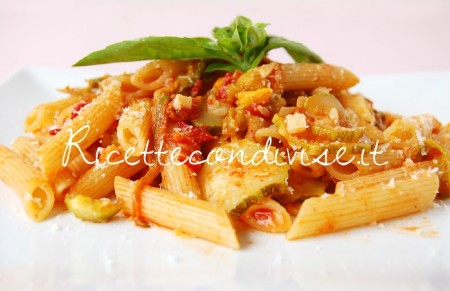 Particolare penne con zucchine harissa pomodoro e fiori di zucca di Dany Ideericette