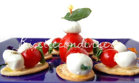 Primo piano Fior di Crackers con mini spiedini pomodorini e mozzarelline di Dany Ideericette