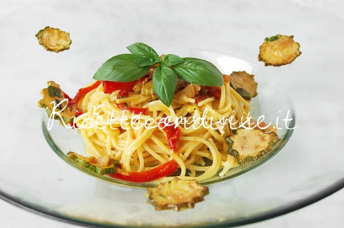 Primo piano Spaghetti alla carbonara di zucchine e peperoni di Giovanna