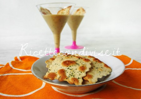 Primo piano crema di cetrioli e pasta di granchio con sfoglie croccanti al forno di Dany Ideericette