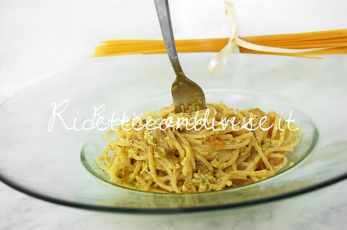 Primo piano spaghetti alla carbonara con crema di asparagi Agromonte di Dany Ideericette
