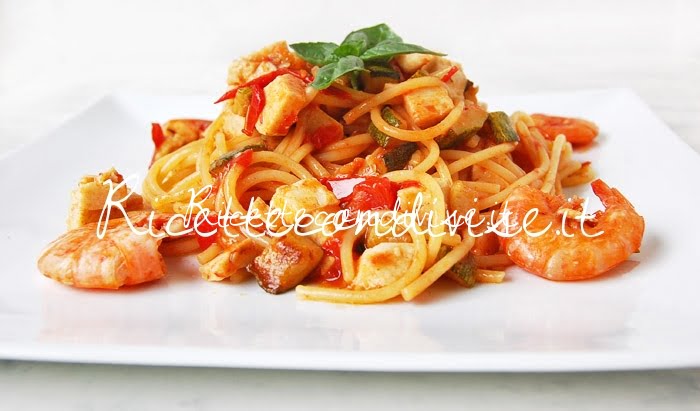 Primo piano Spaghetti con gamberi surimi di aragosta zucchine e pomodorini di Dany Ideericette