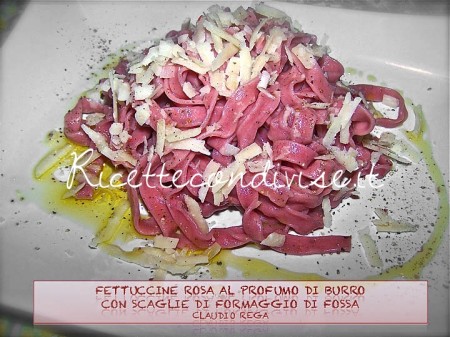 Fettuccine rosa al sapore di burro con scaglie di formaggio di fossa di Claudio Rega